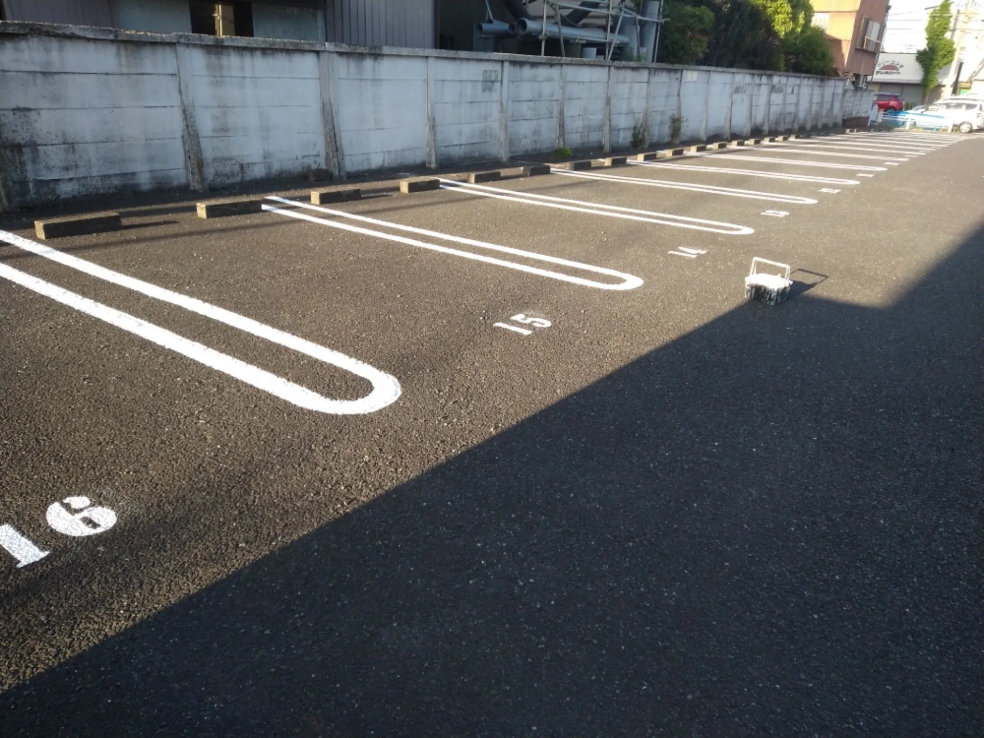 愛知県名古屋市にて駐車場内内水性ロックペイント塗装！